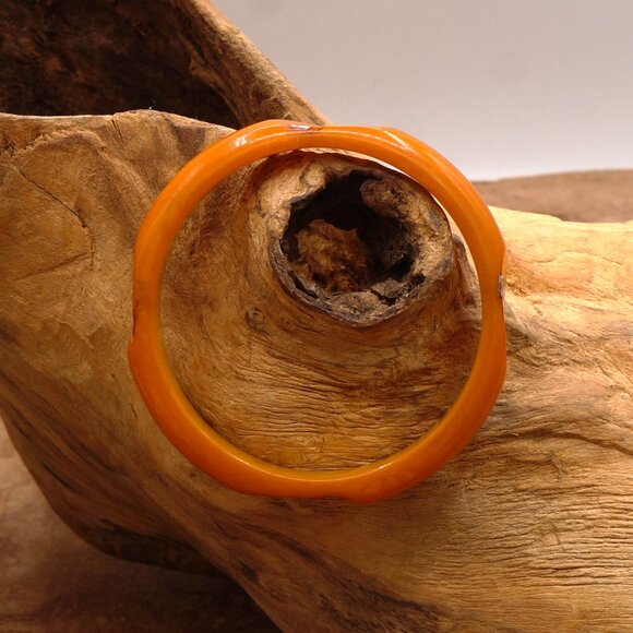 1930-50 Vintage Bakelite Butterscotch Orange Carved Bangle W/ Metal Inlay 8 Inch - Picture 6 of 12